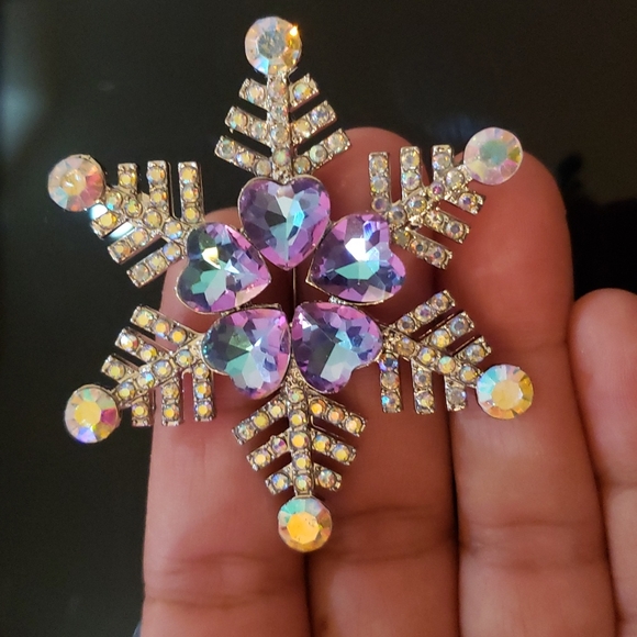 Snowflake Brooch Pin - Picture 4 of 4